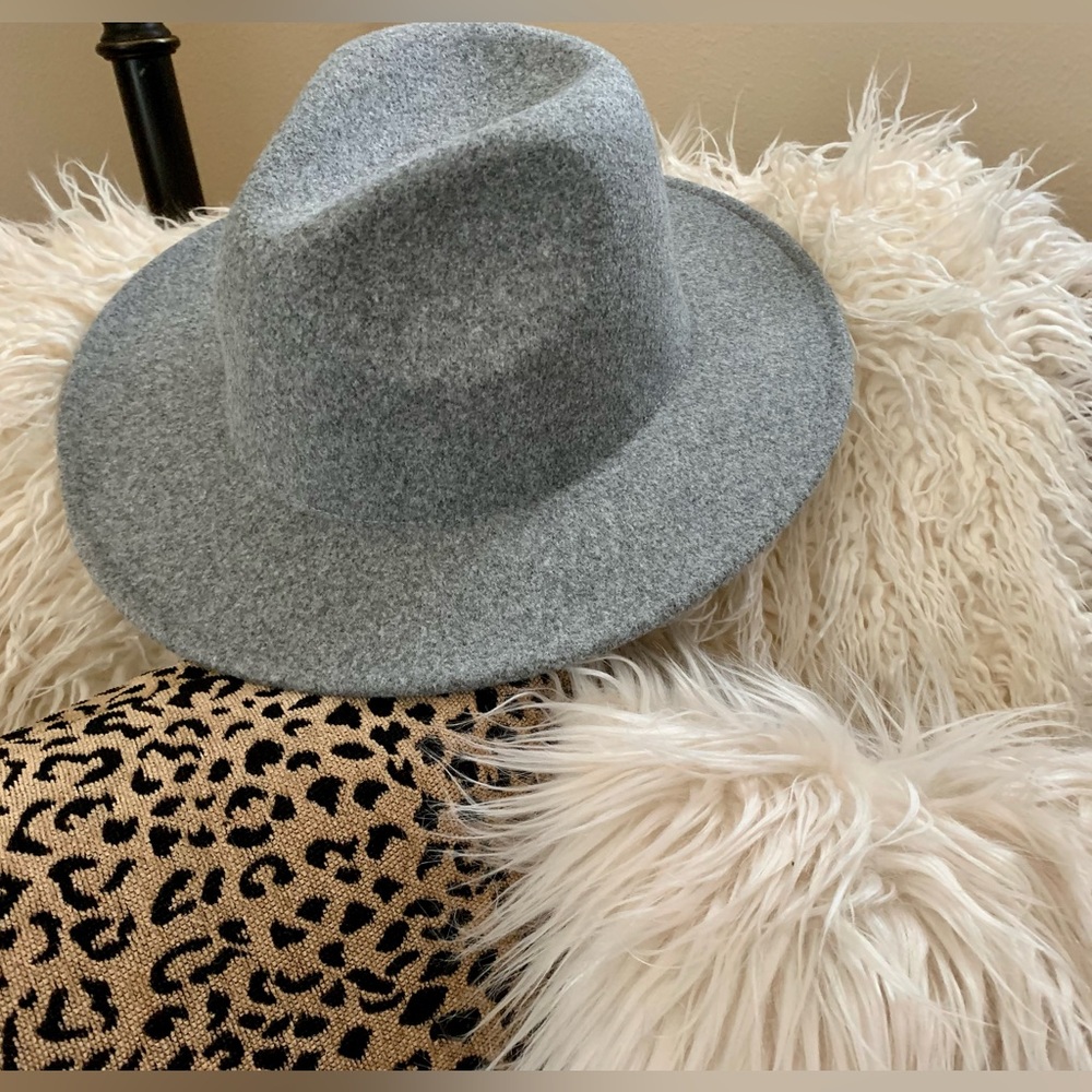 LN UNIVERSAL THREAD HAT 3” BRIM. 13” L x 12”W. 100% POLYESTER.